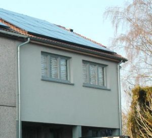 maison avec panneaux solaires